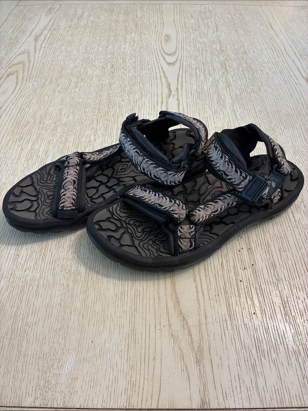 Men’s Vintage Teva Velcro Strap Sandal Shoes (Black/Brown)